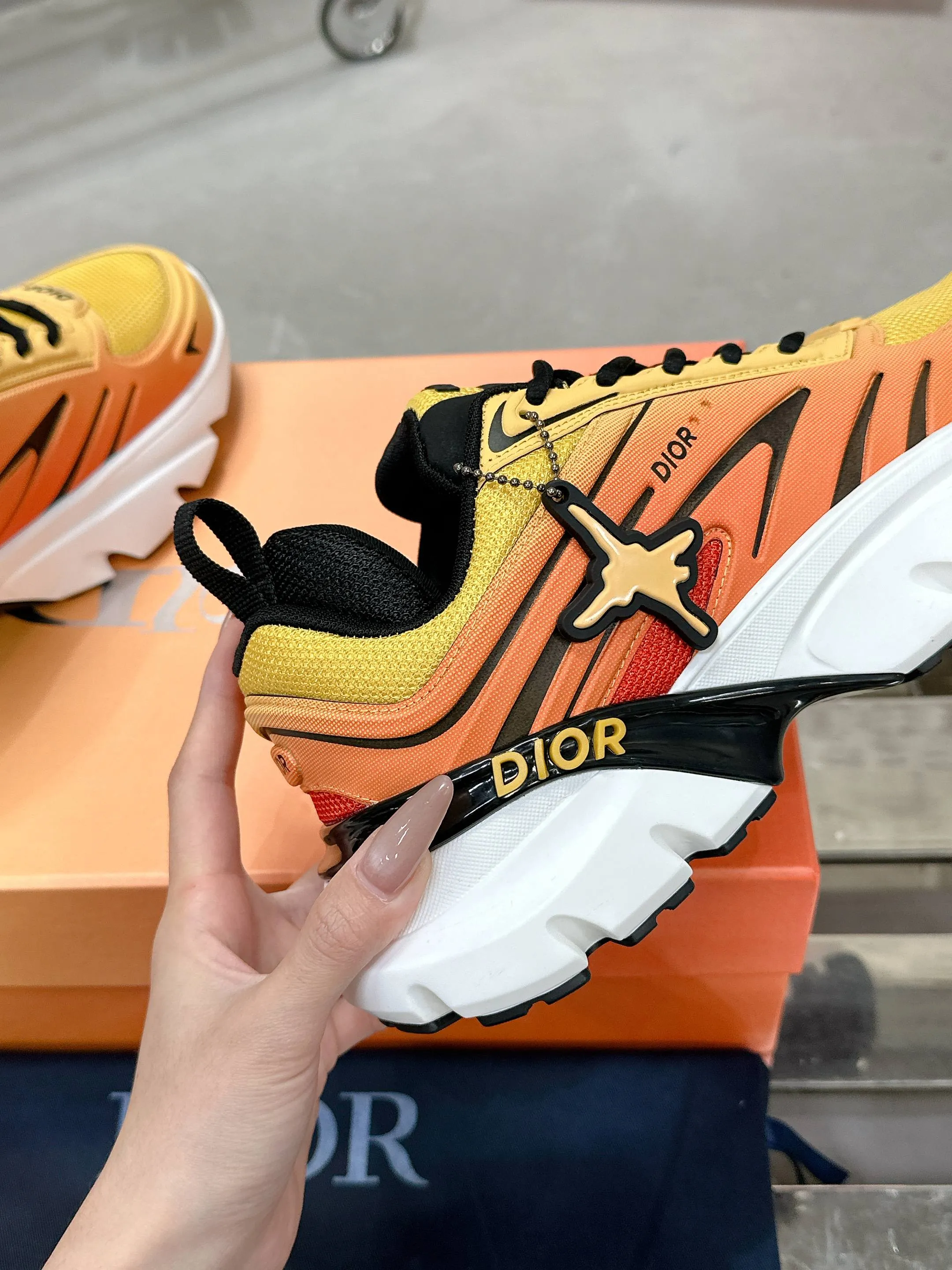 Factory price 760💰 Top version! ! ! Dior Dior's latest B44 Blade series, couple style, casual, thick-soled sneakers, running shoes, purchased from the original, developed and manufactured. This B44 Blade sneaker comes from the DIOR AND LEWIS HAMILTON exclusive limited series. It adopts a full silhouette design, eye-catching and fashionable, and is inspired by the 2000s. Crafted from gradient blue mesh with tonal technical panels, the sole is finished with a contrasting Blade panel that pays homage to the sport of running. DIOR AND LEWIS HAMILTON signature charms hang from the eyelets, while the Dior signature adorns the upper, heel and sides. Paired with black shoelaces, it is more refined, and the padded support design on the back highlights the sports aesthetic style, which can add modern style to all kinds of casual looks. Exquisite packaging at the delivery counter🛍📦 ▪️ Fabric: Original imported first-layer cowhide ▪️ Lining: Original imported breathable mesh ▪️ Sole: Original open-molded non-slip rubber material ▪️ Bottom thickness: 5.5CM ▪️ Size: Women's 35-40 / Men's 39-46
